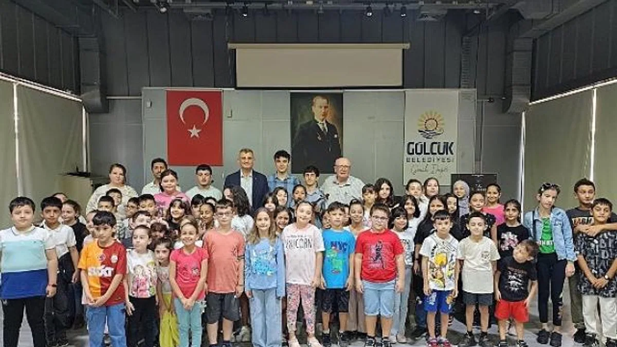 Gölcük Belediye Konservatuarı Çocuk Korosu, Şef Turan Yüksel eşliğinde yeni dönem eğitimlerine Sanat Galeri’nde başladı.