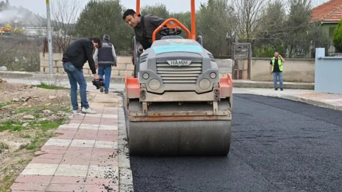 Manisa’da Turgut Özal Mahallesi’nin yollarını yeniliyor