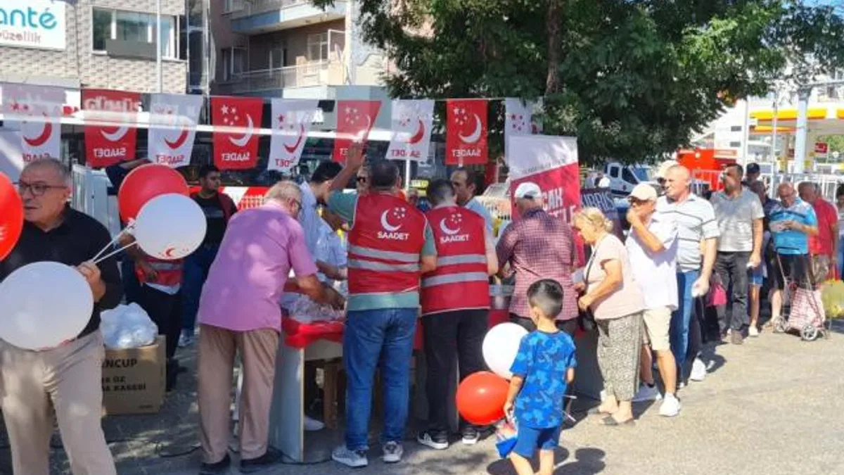 İzmir Buca’da Saadet Partisi 24. yılını vatandaşlara kutladı