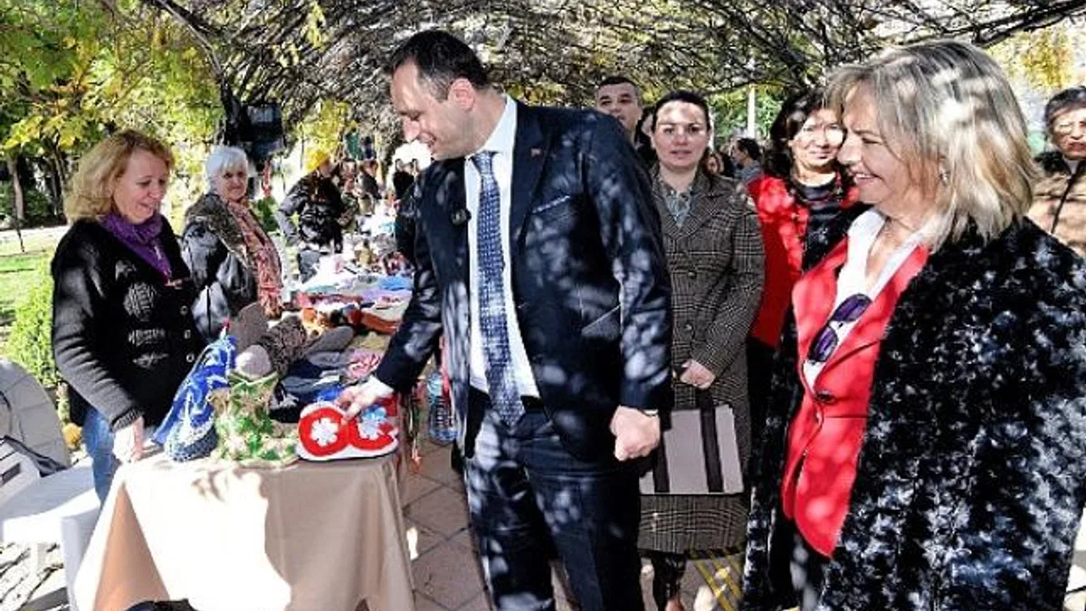 Bornova’da yılbaşı ruhu el emeği ürünlerle canlanıyor