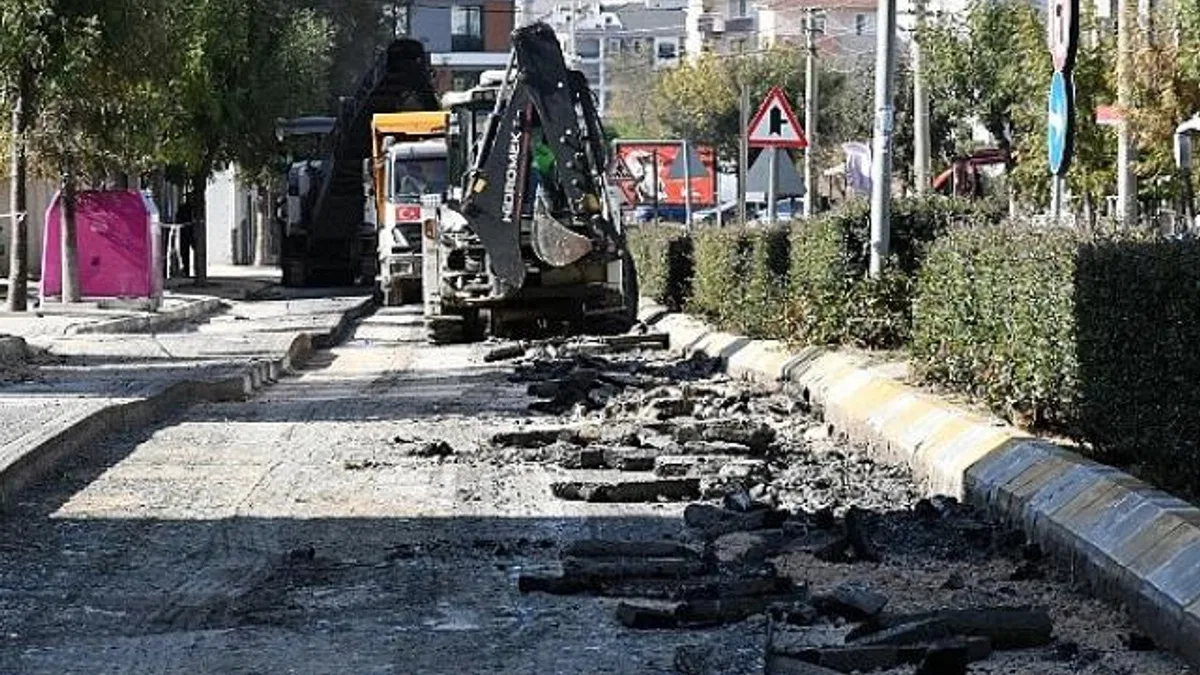 Lüleburgaz Belediyesi Fen İşleri Müdürlüğü ekipleri, kent genelinde yol onarım ve yenileme çalışmalarına devam ediyor