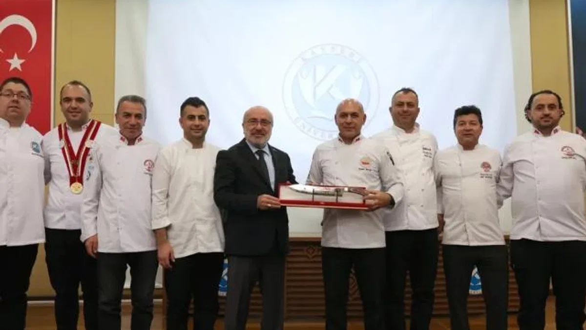 KAYÜ Aşçılık öğrencileri önlüklerini giydi