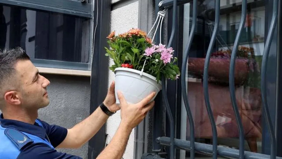 Rukiye’nin dünyayı gördüğü tek pencere çiçek açtı