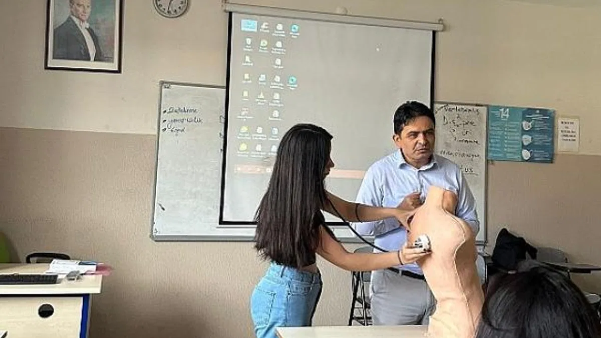 Prof. Dr. Ekşi, kendi geliştirdiği eğitim simülatörünü öğrencilerin eğitiminde kullanmaya başladı