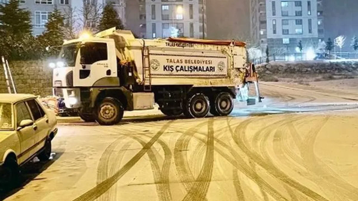 Kayseri Talas’ta kar mesai tam gaz