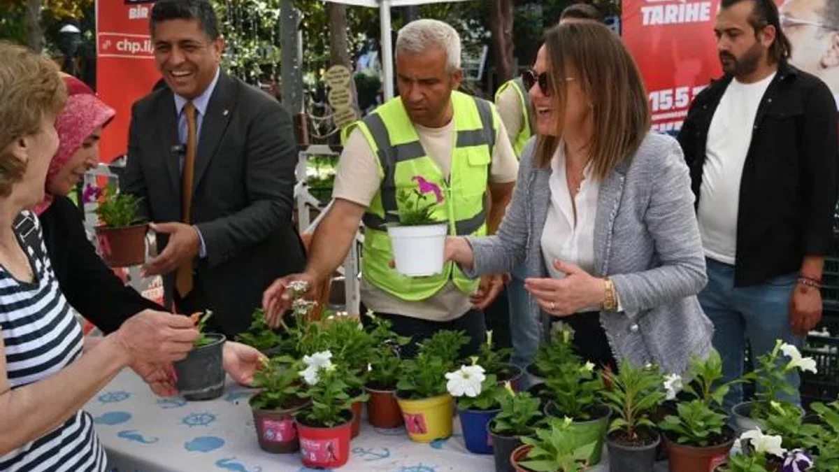 Manisalı annelere binlerce çiçek dağıtıldı