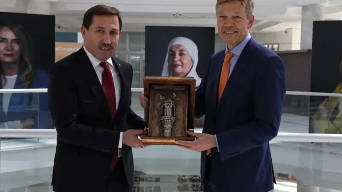 “Türkiye’nin Kadın Öncüleri” sergisi Mevlana Kültür Merkezi’nde sanatseverlerle buluştu