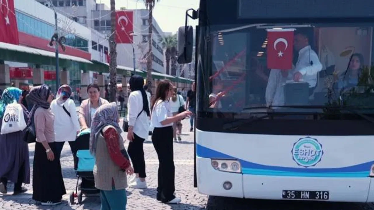 İzmir’de ESHOT sergisi yenilenen tasarımıyla ilgi gördü