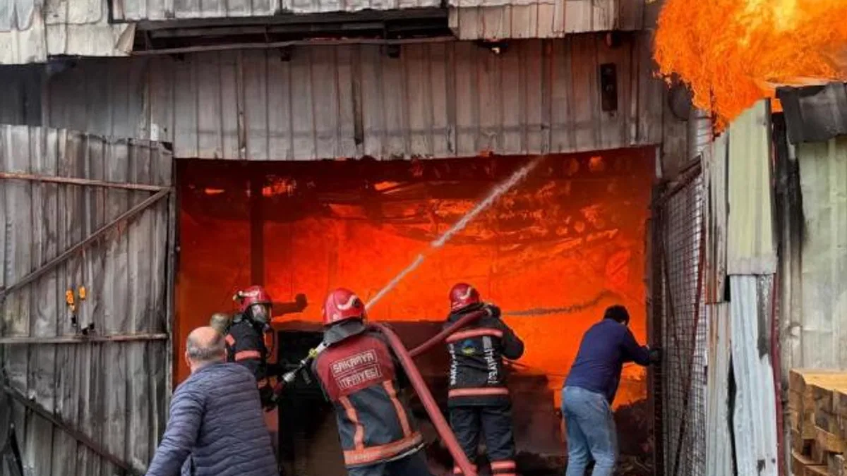 Sakarya’da Mobilyacılar Çarşısı’nda yangın