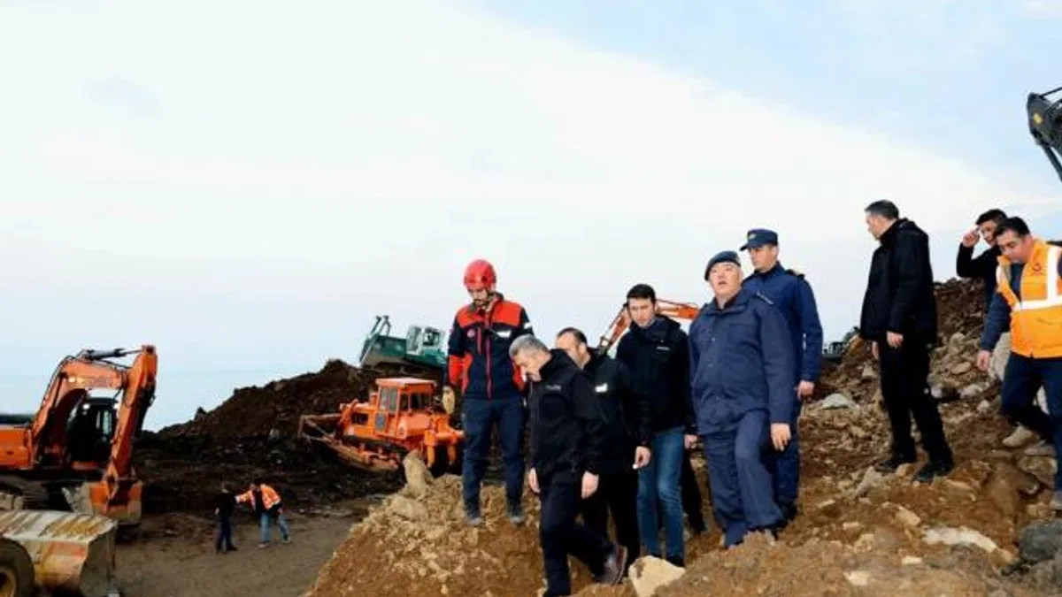 Artvin’de heyelandan kapanan yolda ulaşım tek şeritten!