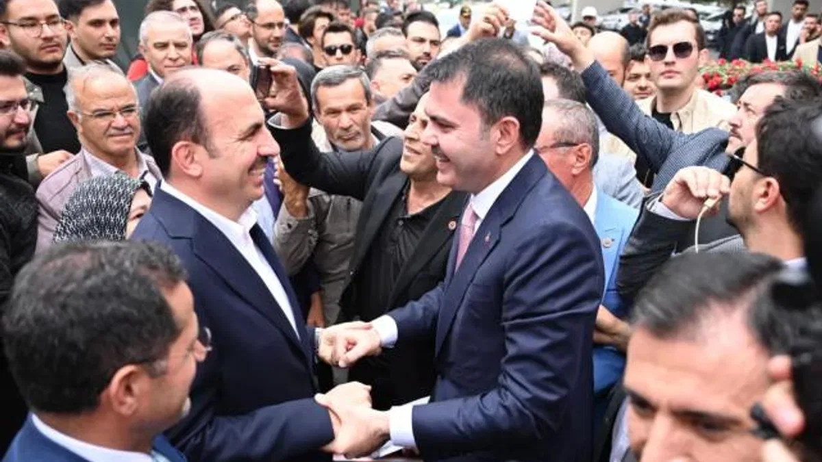 Bakan Kurum Konya Türbeönü’nde kucaklaştı