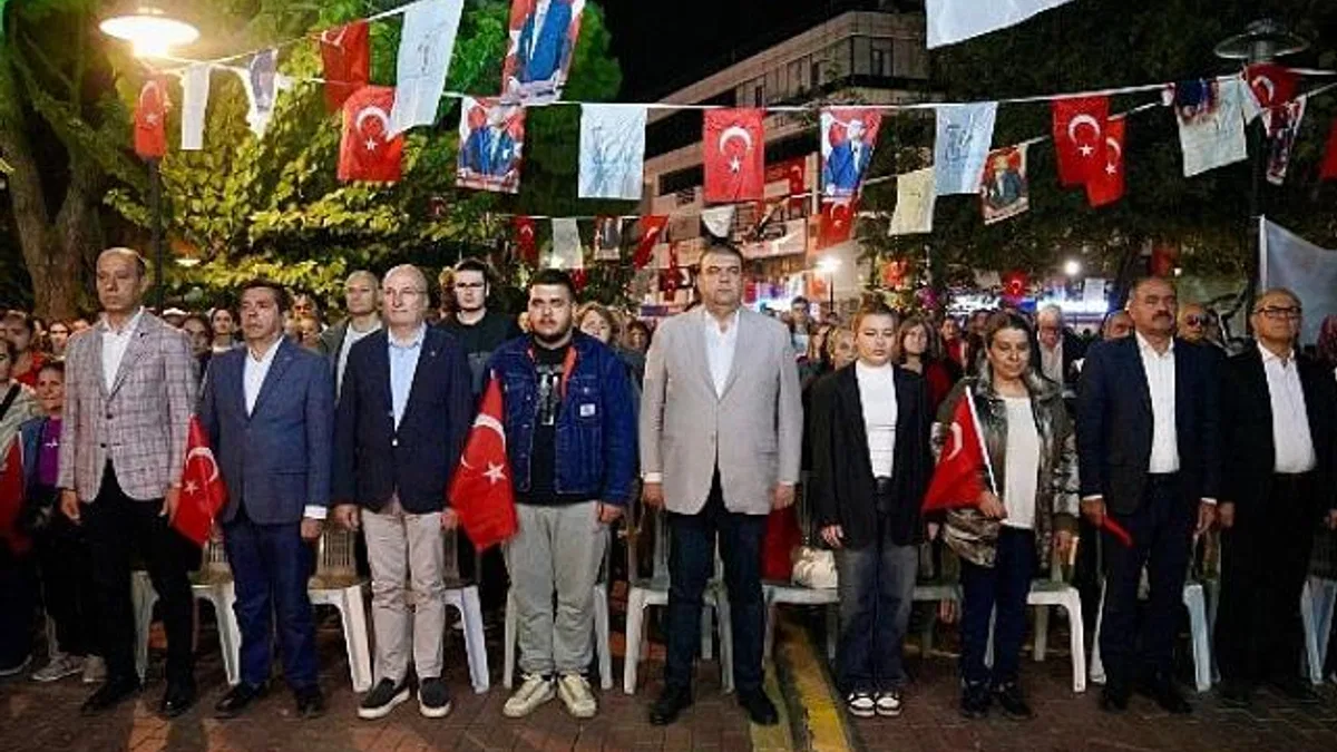 Seferihisar Belediyesi, 29 Ekim Cumhuriyet Bayramı’nın 101. yılına özel konser ve fener alayı gerçekleştirdi.