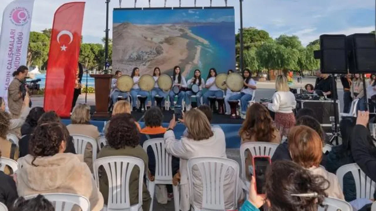 İzmir’de kadınlardan ”Buradayım, iyiyim” mesajı