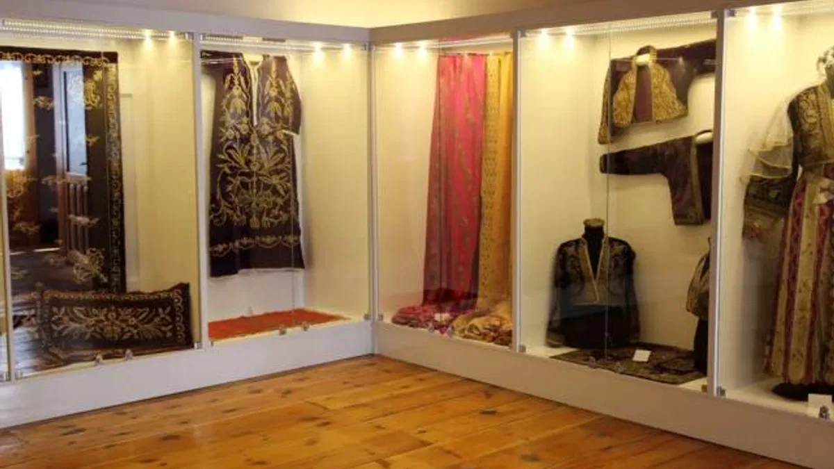 150 yıllık kıyafetler göz kamaştırıyor