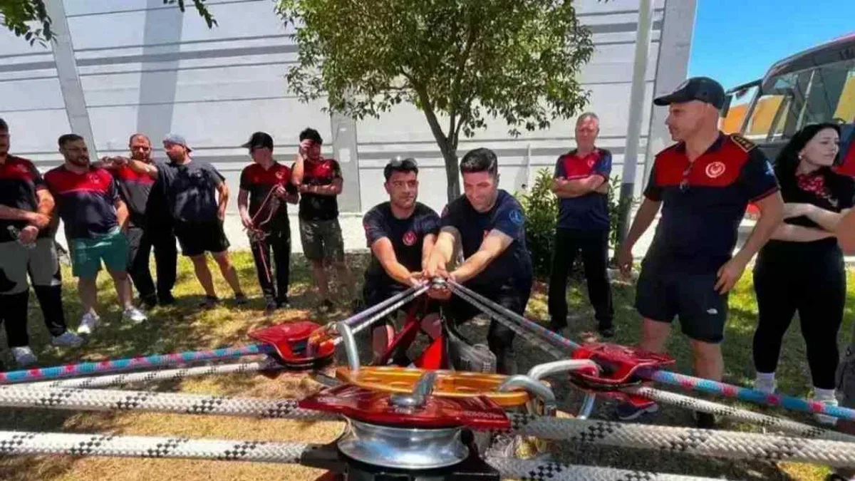 İtfaiyeciler arama kurtarma kampında