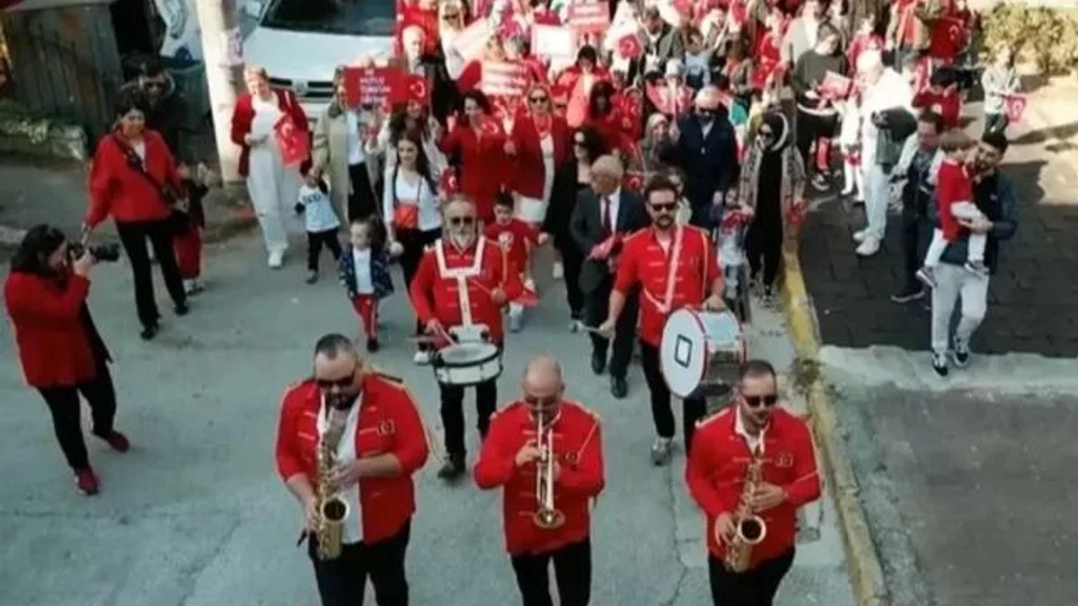 Bursa’da miniklerden Cumhuriyet yürüyüşü