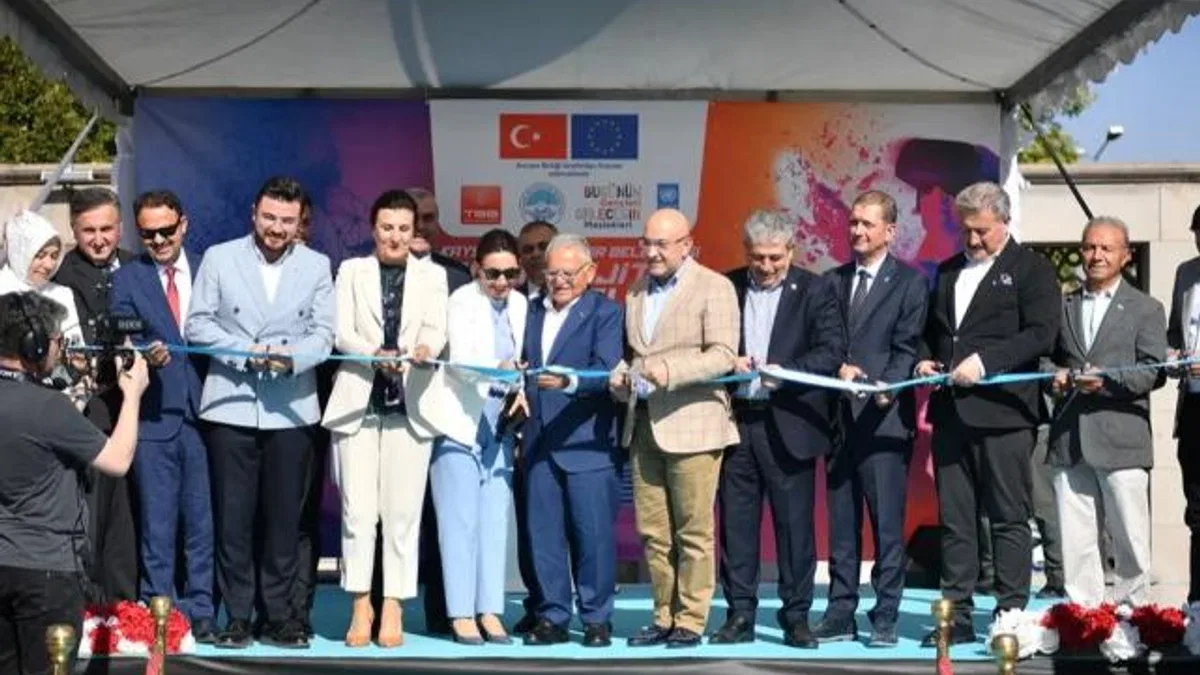 Kayseri Büyükşehir’den ‘Mobil Dijital Gençlik Merkezi’