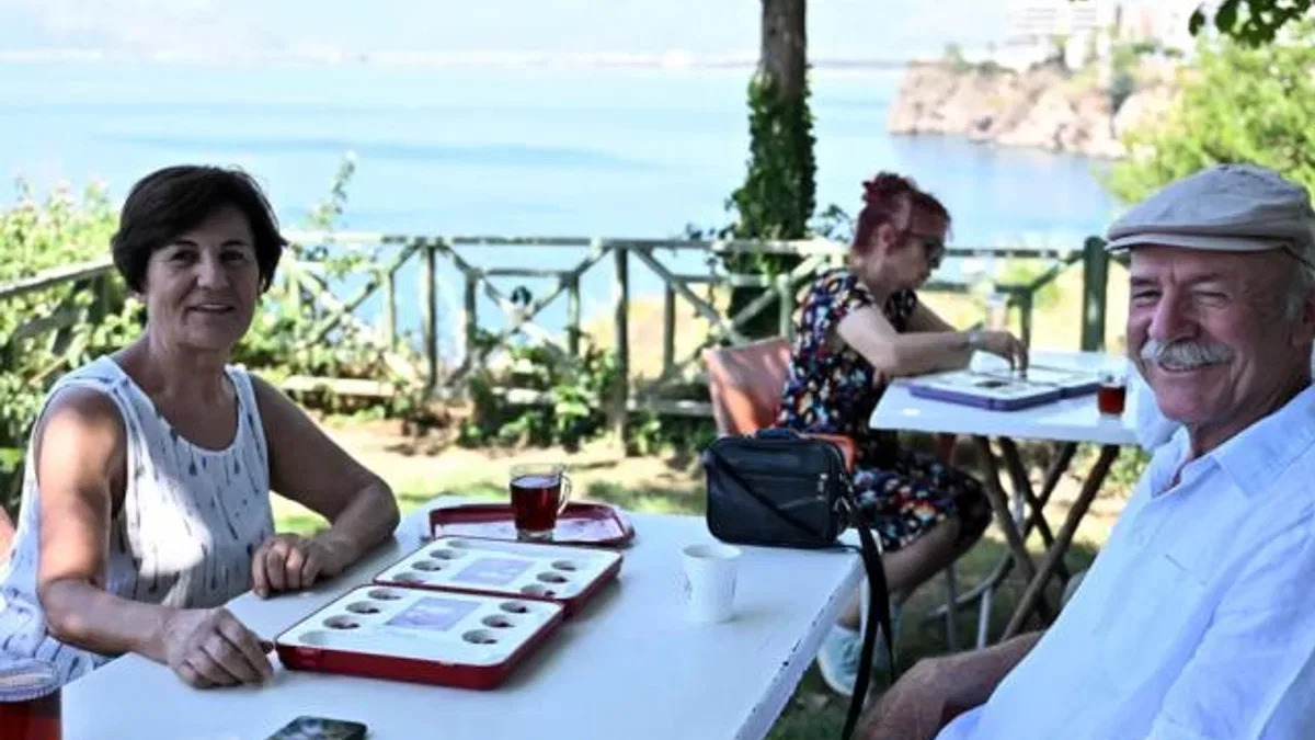 Antalya’da kıdemli kent sakinlerinden mangala keyfi