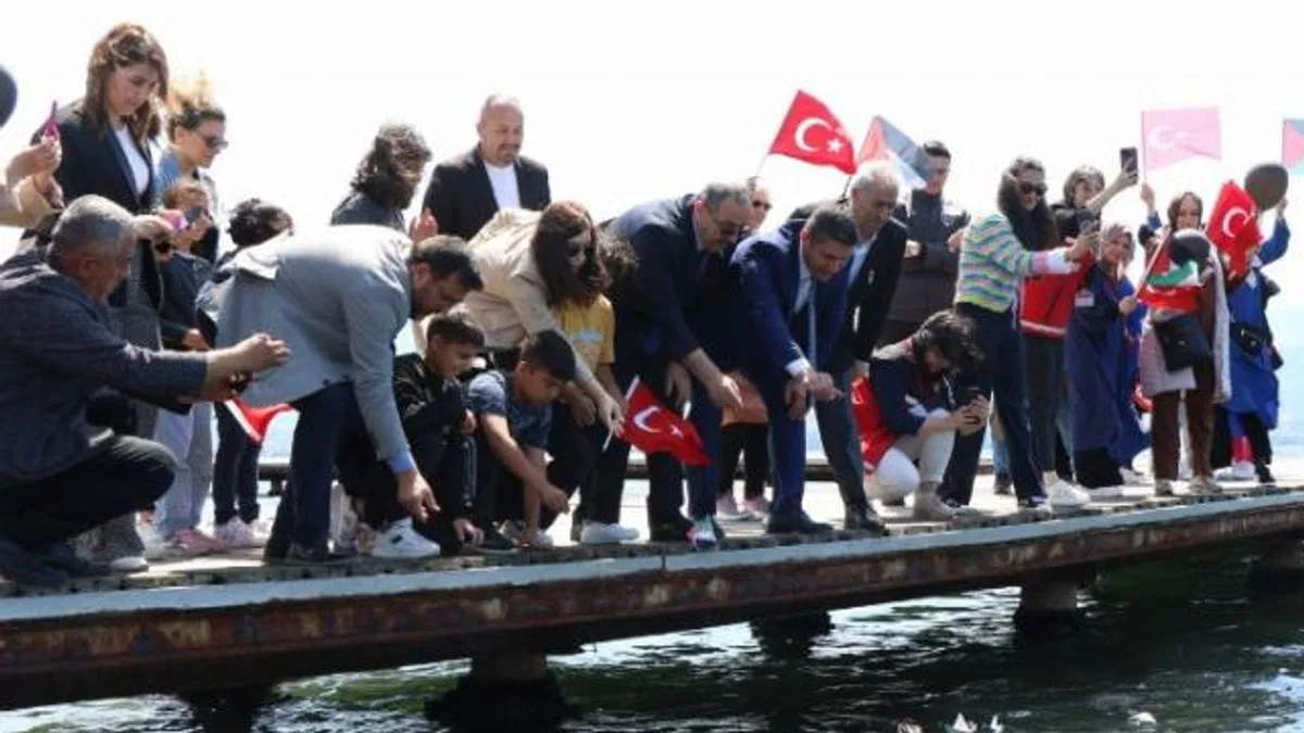 Kocaeli’den ‘büyük aile’ mesajı… Denize kağıttan gemiler bırakıldı