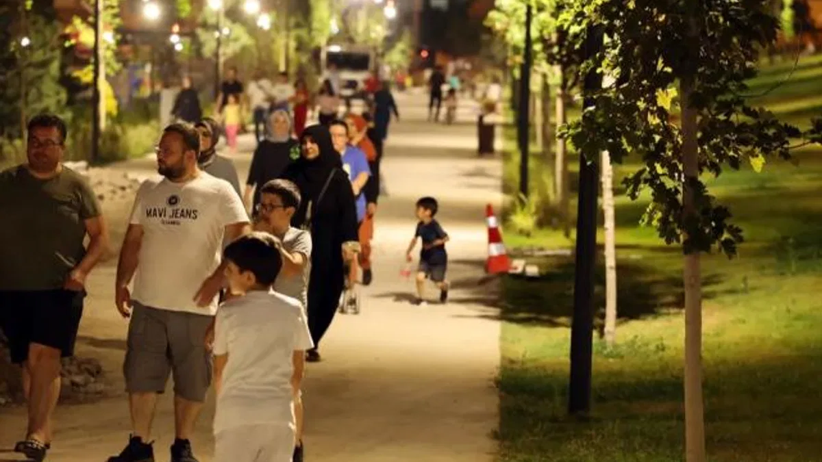 Kayseri Talas’ta millet açılmadan bahçesine akın etti