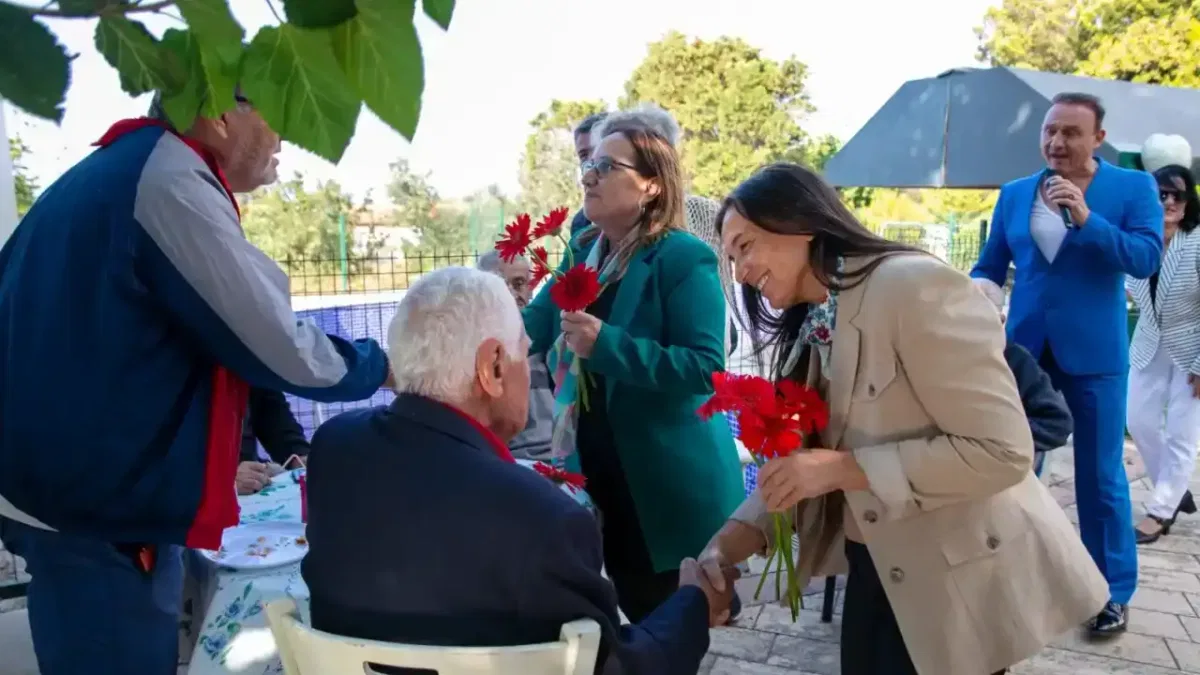 İzmirli yaş almış çınarlar yaşlılar gününde yalnız bırakılmadı