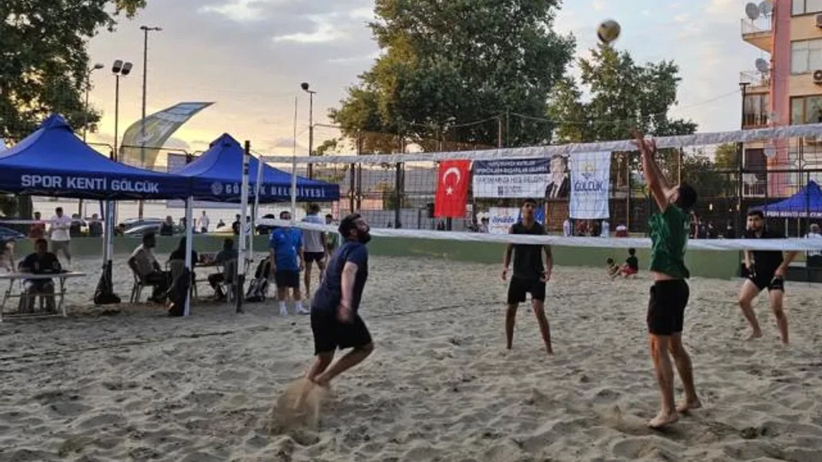 Kocaeli Gölcük’te kum üzerinde şenlikli turnuva başladı