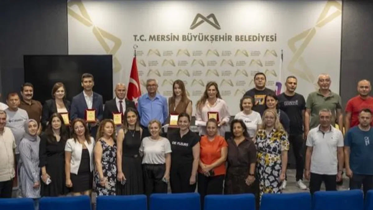 Mersin Büyükşehir’de görevde yükselen 22 personele plaket takdimi