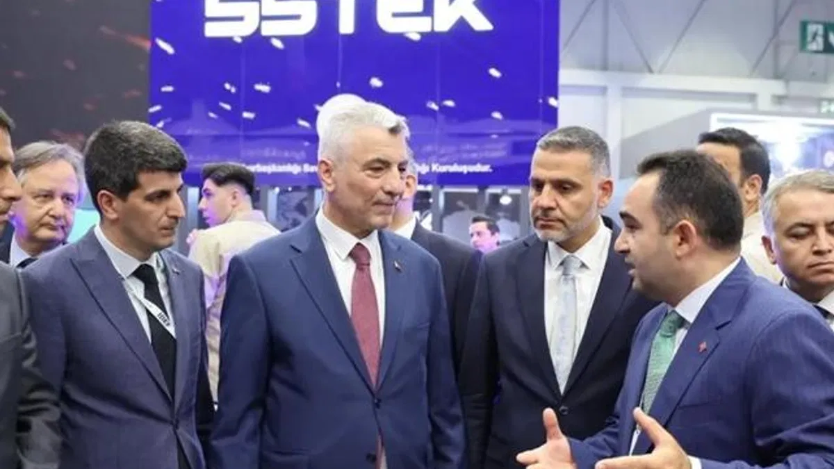 Bakan Bolat, IDEF’te Türkiye’nin savunma sanayi gücüne ortak oldu