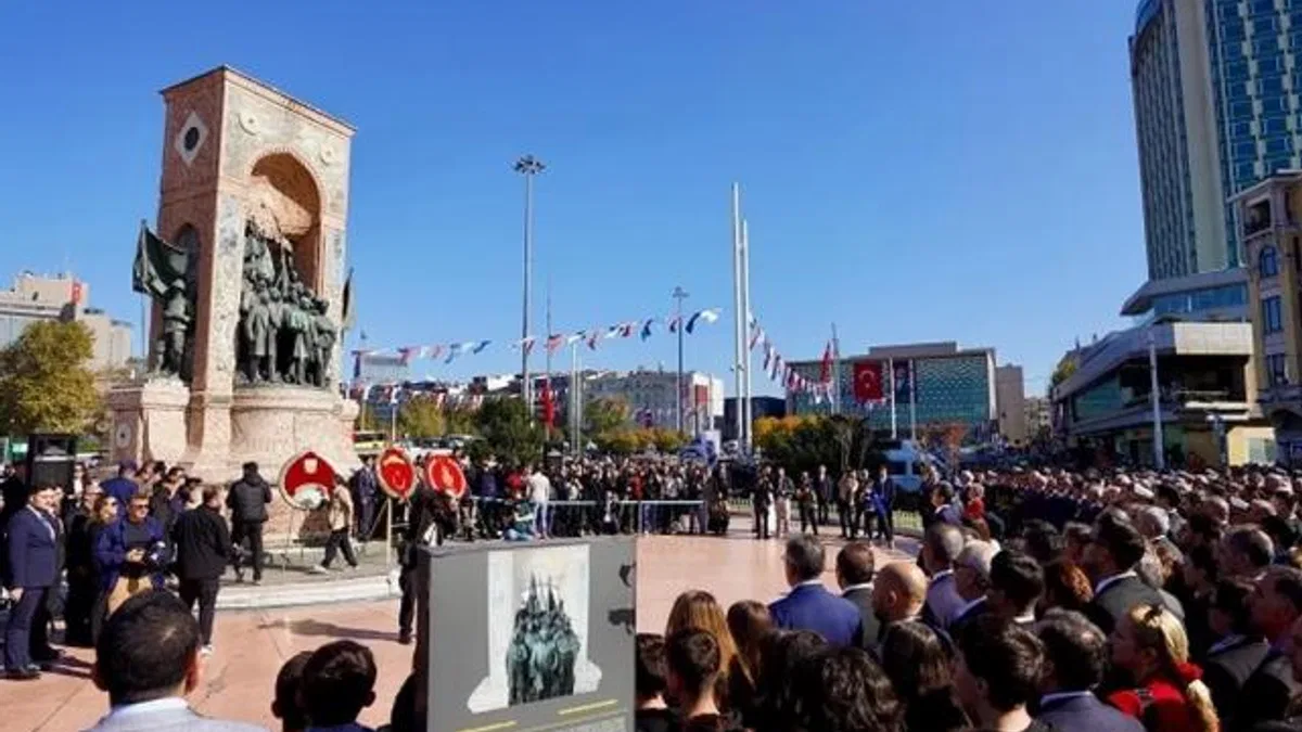 İstanbul Taksim’de 101. yıl çelengi
