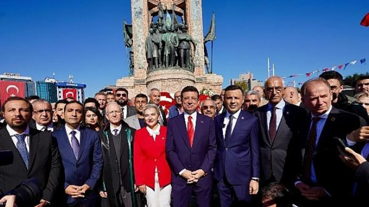 Ekrem İmamoğlu Türkiye Cumhuriyeti’nin 101’inci kuruluş yıldönümü, Taksim Cumhuriyet Anıtı’nda gerçekleştirilen çelenk koyma töreniyle kutlandı