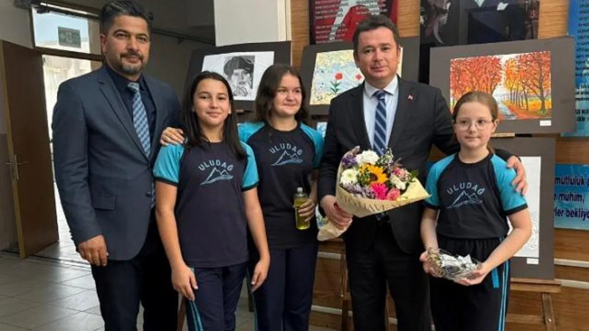 Başkan Aydın, öğrenciler ile birlikte okul boyadı