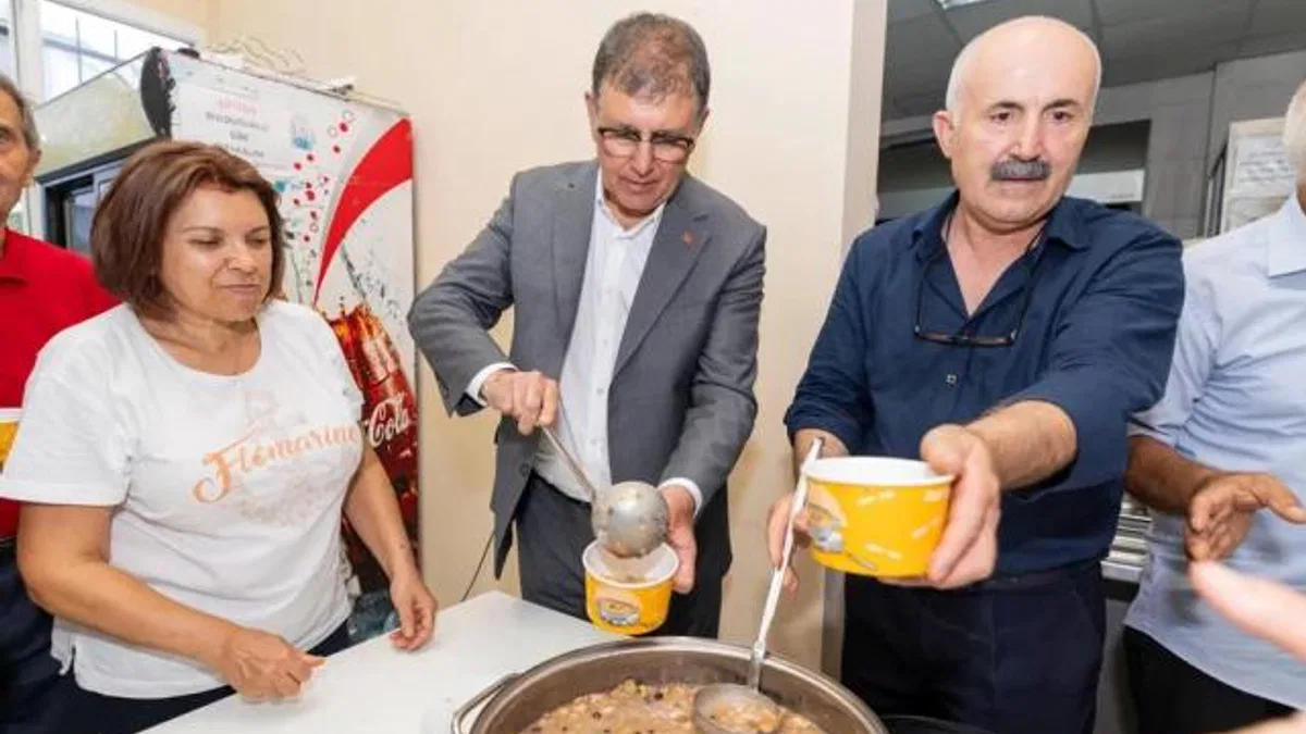 İzmir’de Başkan Tugay bereketi paylaştı