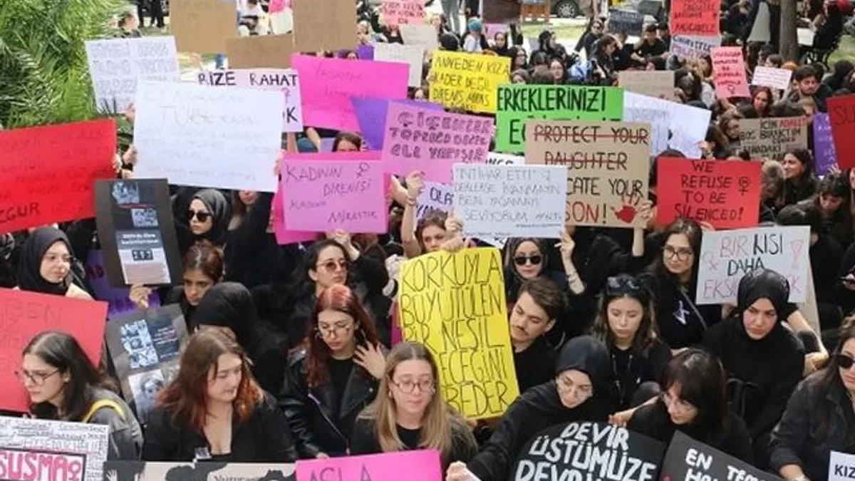 Üsküdar Üniversitesi “Şiddete Karşı” yürüdü!