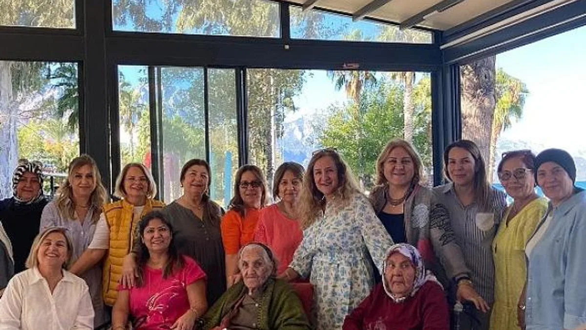 Kemer’in çınarları Deniz Kafe’de buluştu