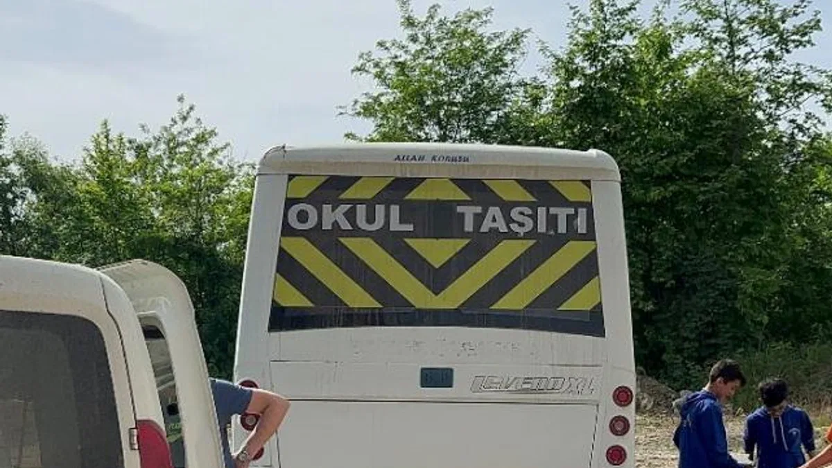 Servis sürücüsü, öğrencilerle birlikte polisten kaçtı