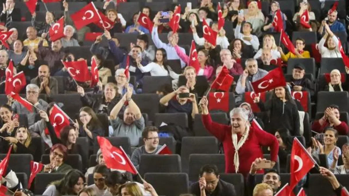 İzmir Karabağlar’da ‘Atatürk’ sergi, söyleşi ve konserle anıldı