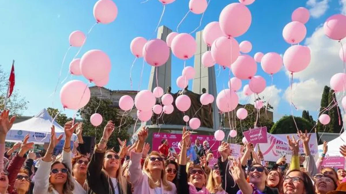 İstanbul Bakırköy’de pembe balonlar farkındalık için gökyüzünde