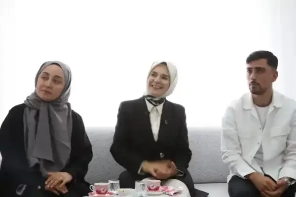 İstanbul Bahçelievler'de Bakan Göktaş, yeni evli çiftin ilk misafiri oldu