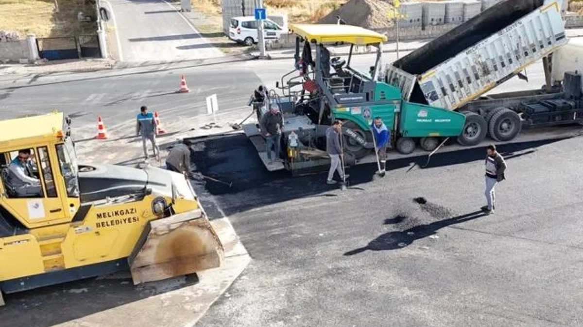 Kayseri Melikgazi’de tam gaz asfalt çalışması
