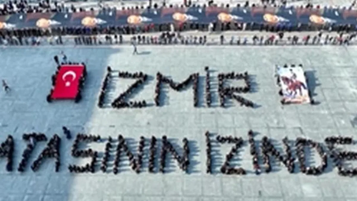 İzmir’de ‘Ata’ya saygı yürüyüşü’ düzenlendi