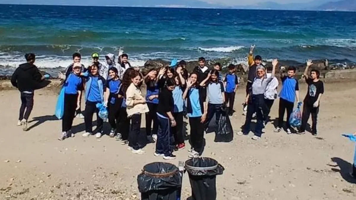 Mudanya’da ortaokul öğrencilerinden sahil temizliği