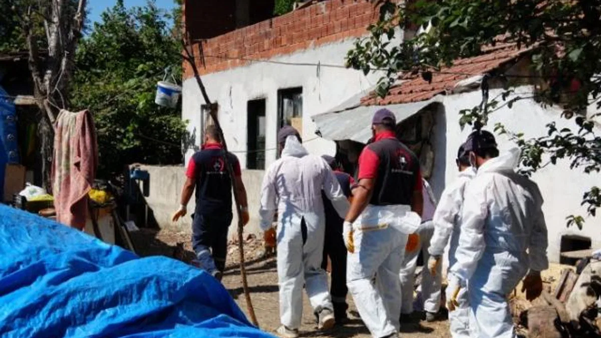 Düzce’de çöp evden 42 kamyon çöp çıktı