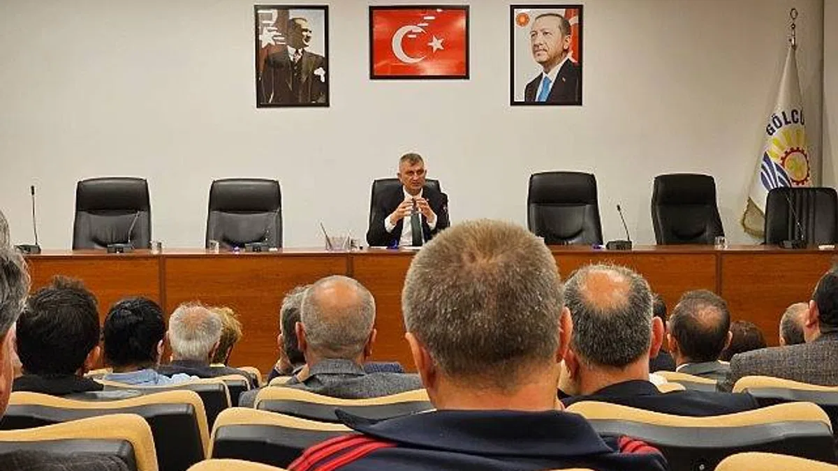 Gölcük Belediye Başkanı Ali Yıldırım Sezer, 31 Mart’ta düzenlenen yerel seçimlerin ardından mazbatalarını alan muhtarlara başarılar diledi