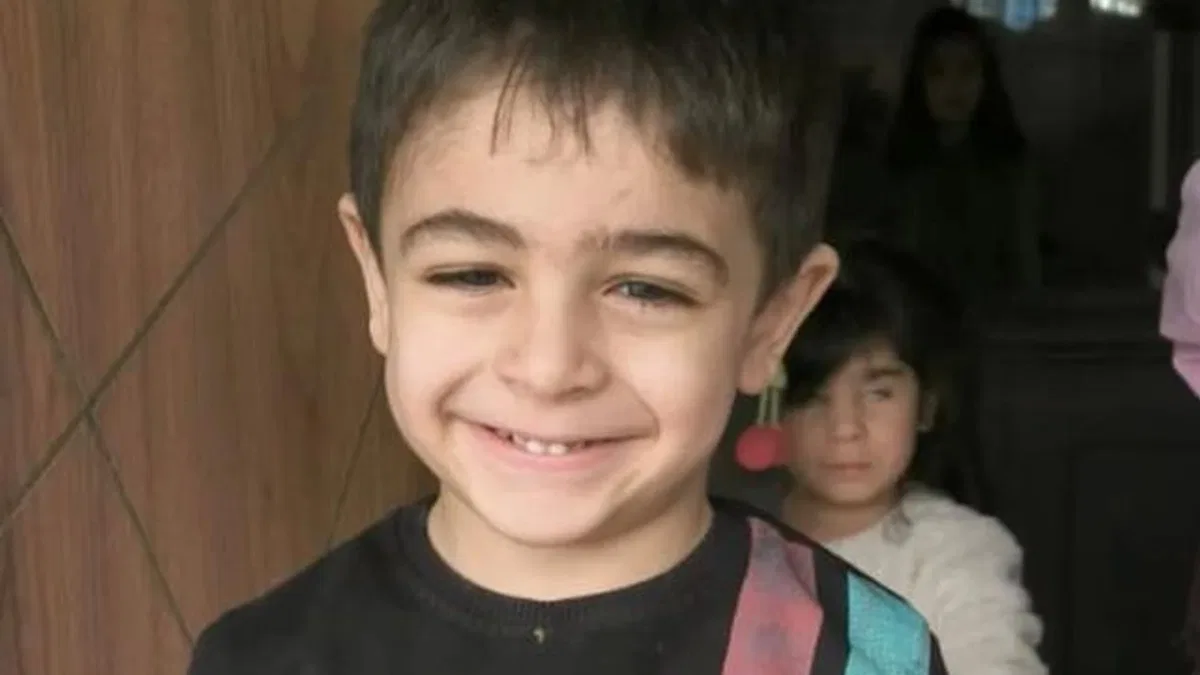 Sakarya’da kahraman itfaiyeciler minik Ahmet’i alevlerin arasından çıkardı