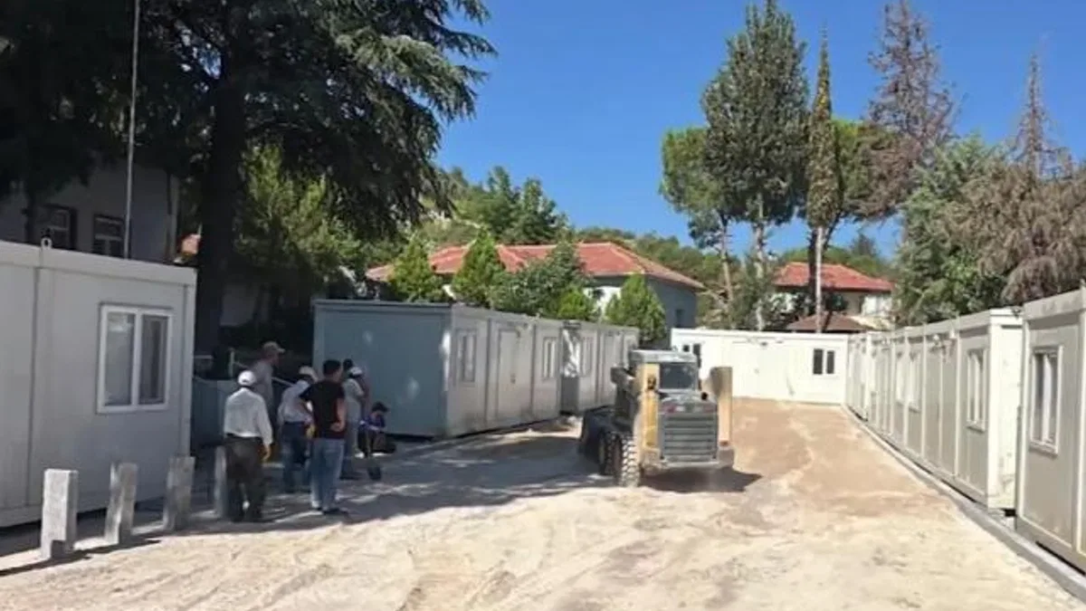 AFAD Sındırgı’ya 10 konteyner kurdu… Kurulumlar sürüyor