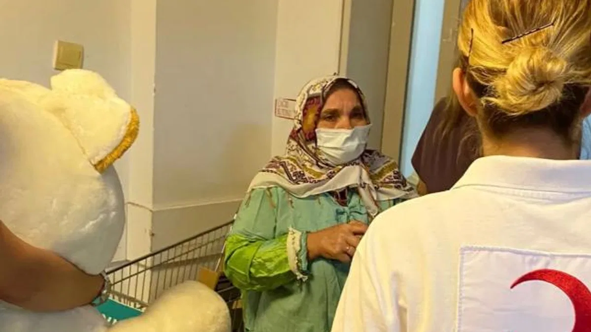 Kızılay Konak Şubesi yangınzedelerin yanında
