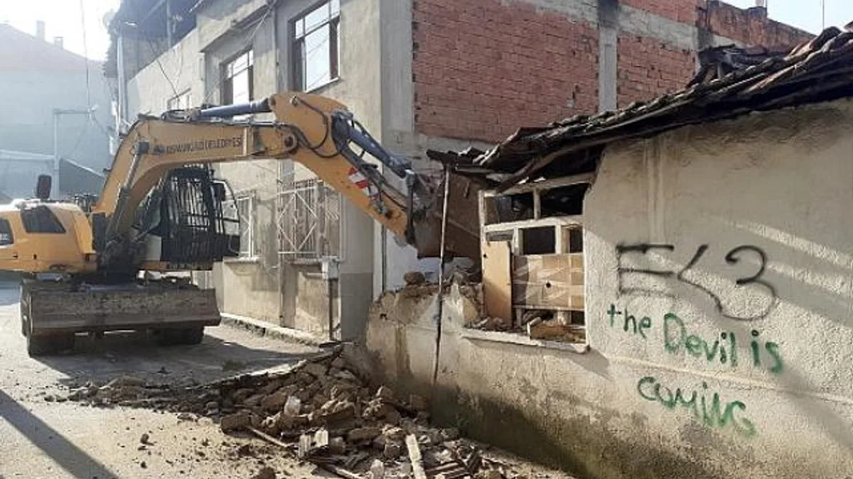 Tehlike arz eden metruk binalar yıkılıyor