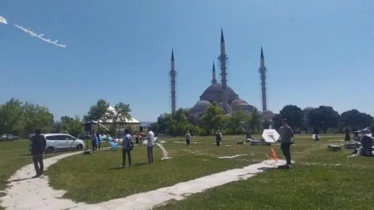 Bursa’dan Filistin ve Doğu Türkistan’a uçurtmalı destek