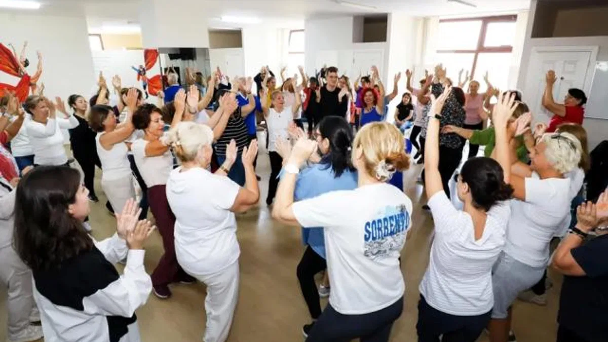 İzmir Narlıdere’de bedenin şifası kahkaha ve dansla geldi