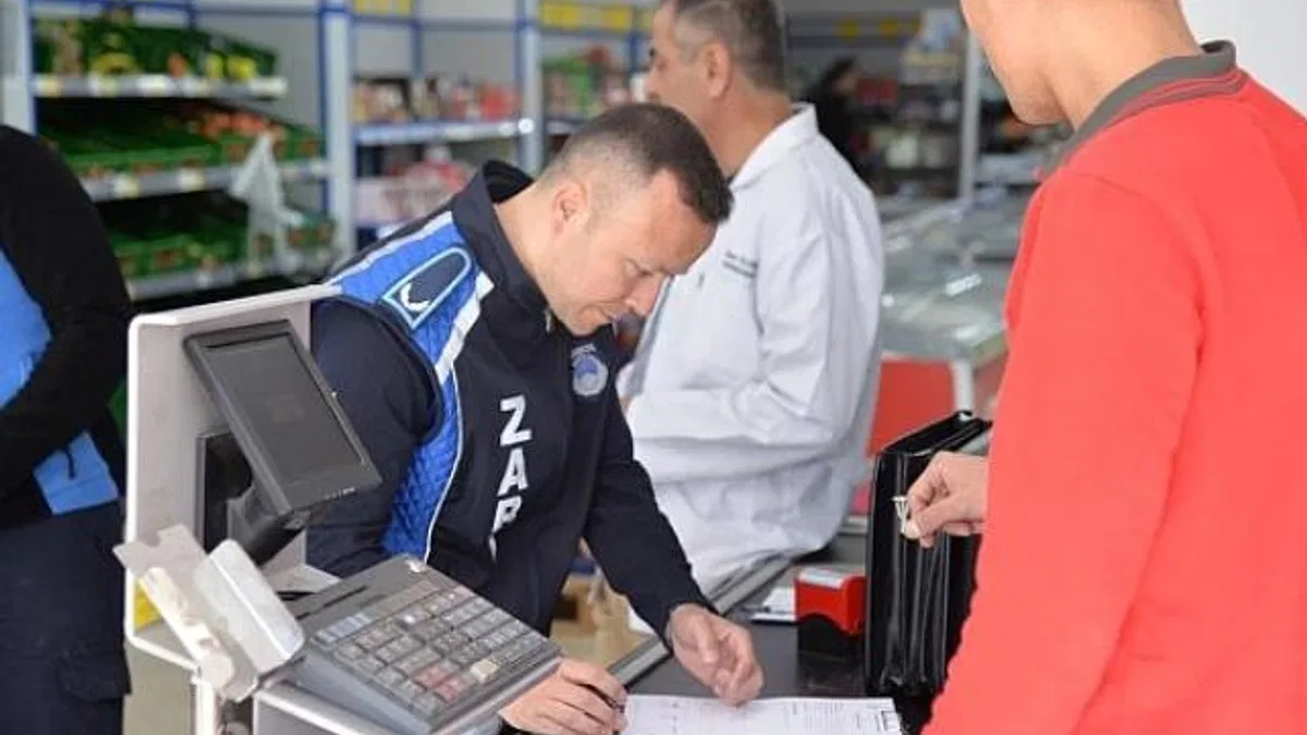 Kahramankazan’da belediye ekipleri zincir marketlerde denetim çalışmalarını sürdürüyor